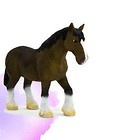 Brązowy koń rasy Clydesdale ANIMAL PLANET