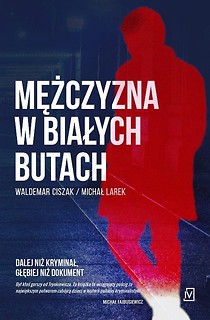 Mężczyzna w białych butach