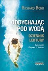 Oddychając pod wodą.