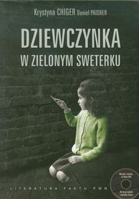 Dziewczynka w zielonym sweterku z płytą CD