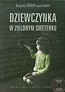 Dziewczynka w zielonym sweterku z płytą CD